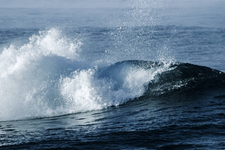 大风暴的海浪。蓝色水背景