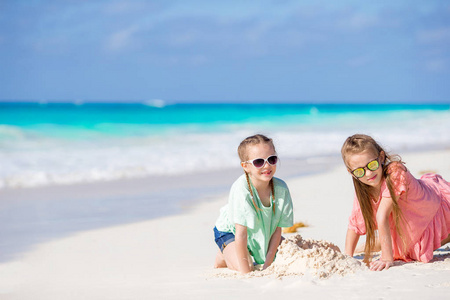 可爱的小孩子在白色的沙滩上玩沙子