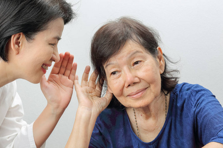 亚洲老年人女人耳聋听力照片