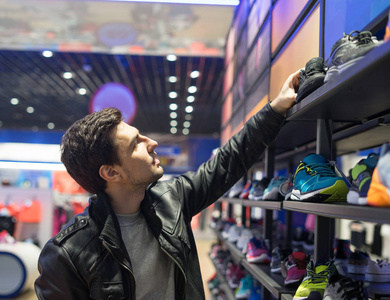 年轻的男性顾客选择运动鞋