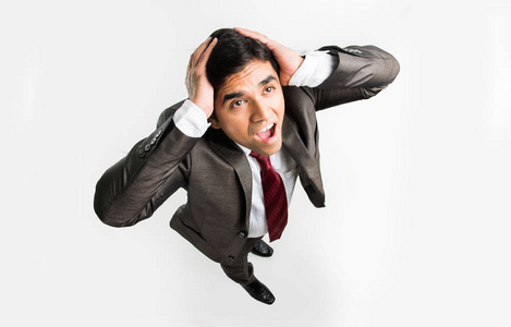 印度商人有头痛或着头失望或沮丧,孤立在白色背景, 鸟的眼睛视图或从