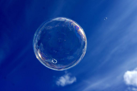 天空背景上的肥皂泡泡