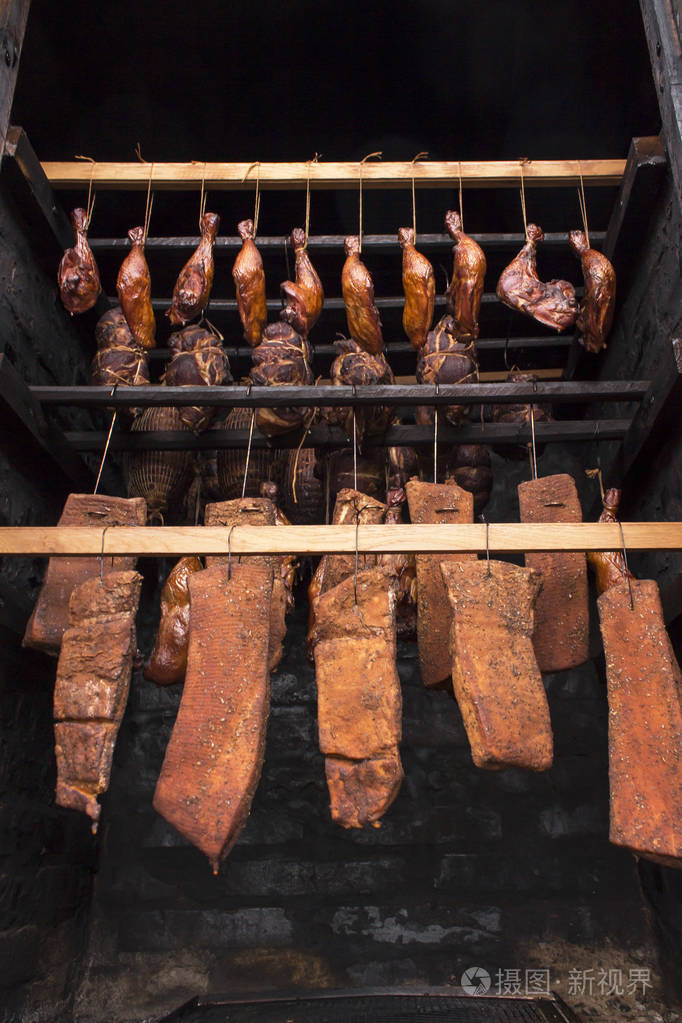 在烟熏室中准备烟熏肉
