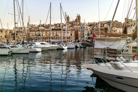 游艇停泊在大海港码头马耳他图片
