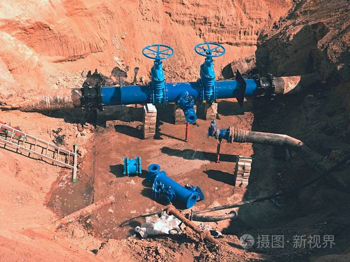 重建的主要城市供水管道在地下