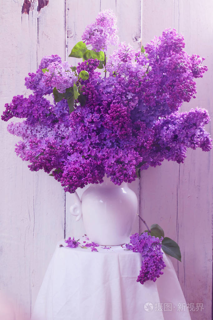 淡紫色的白色的陶瓷花瓶