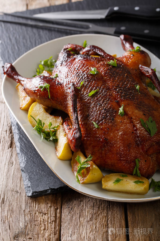 美味焗的鸭苹果特写放在盘子我