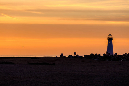 圣克鲁兹防波堤的日出光 沃尔顿灯塔