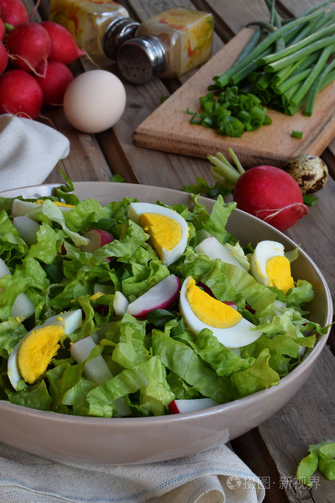 维生素沙拉生菜, 萝卜, 大葱和鸡蛋,用植物油和上木制背景板的芥末