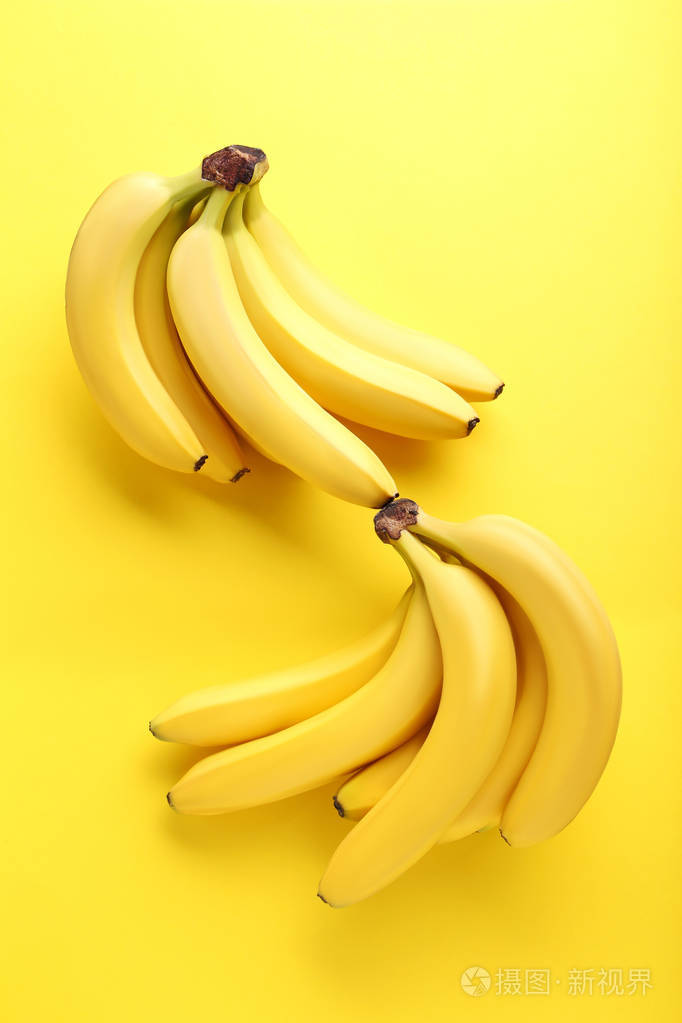 在黄色背景上的甜香蕉