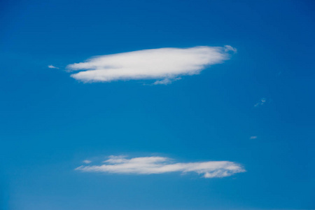 中午的蓝天和小云。自然背景