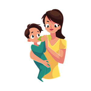 妈妈抱着和用奶瓶喂养她的宝贝儿子照片