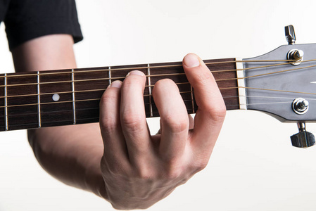 吉他手的手夹 F 弦吉他的伴奏，在白色背景上。水平框架