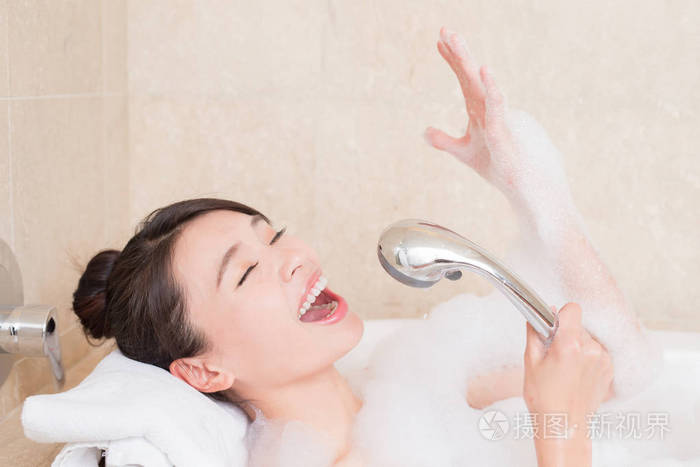 美丽的女人放松在浴