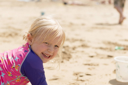 年轻的女孩，在沙滩的肖像