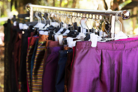 用泰国东方丝绸制成的女装挂在市场上的货架上