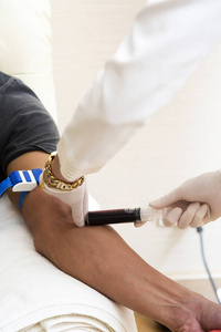 男医生从病人的胳膊抽血医生从手臂抽血化验医生从女性病人手臂抽血