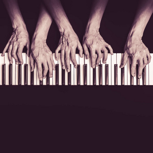 五手打上钢琴键，黑色和白色