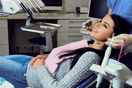 牙医检查女性的牙齿