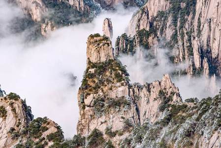 云层之上黄山国家公园的山峰