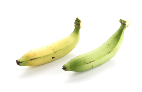 在白色背景上的新鲜香蕉