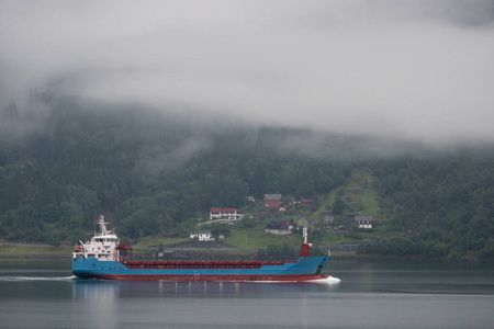 在挪威，在后台山峡湾的船船