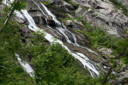 瀑布在挪威山区多雨的天气