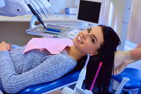 女性在口腔科室牙医椅子上