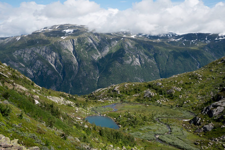 挪威高山湖泊在峡湾