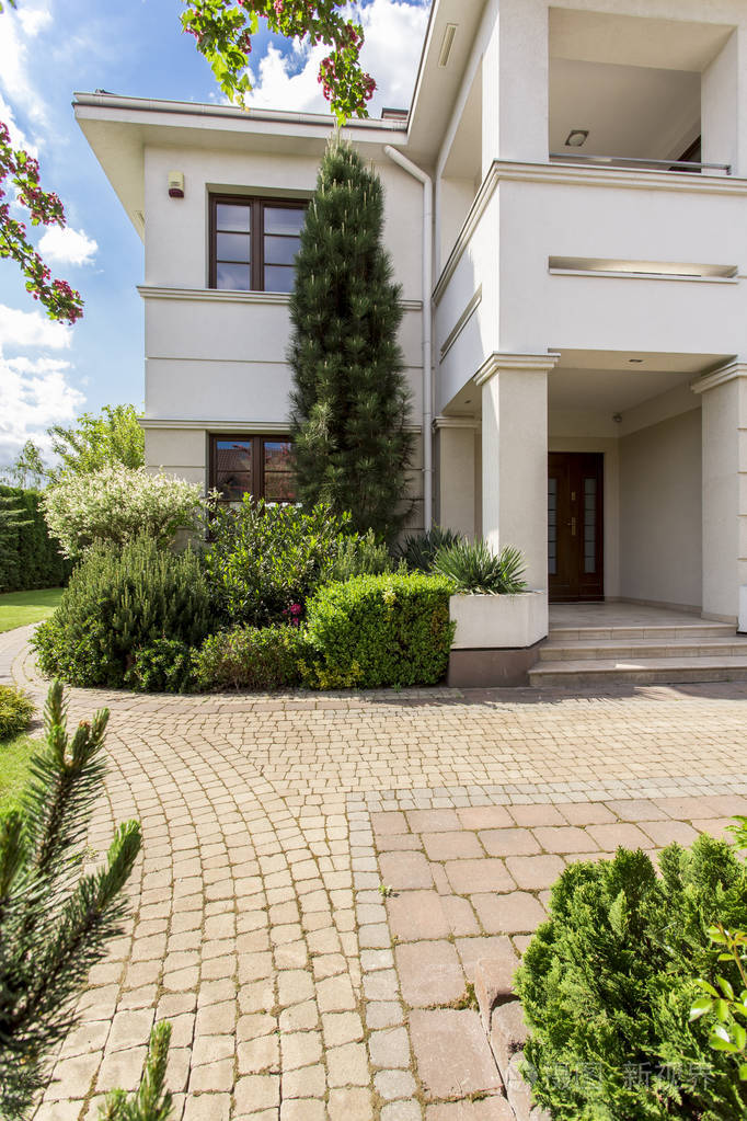 现代豪华房子前面