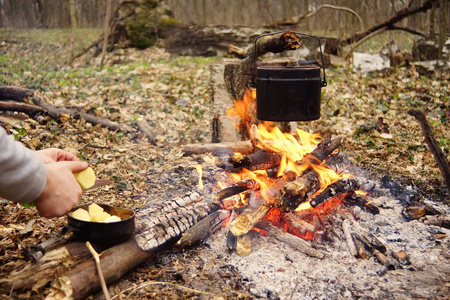 准备食物上作为野外露营篝火晚会