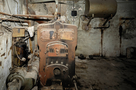 一个旧的和损坏的铁锅炉照片