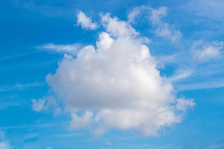 蓝色的天空和云朵在夏日的光明日子里柔和的天空回来