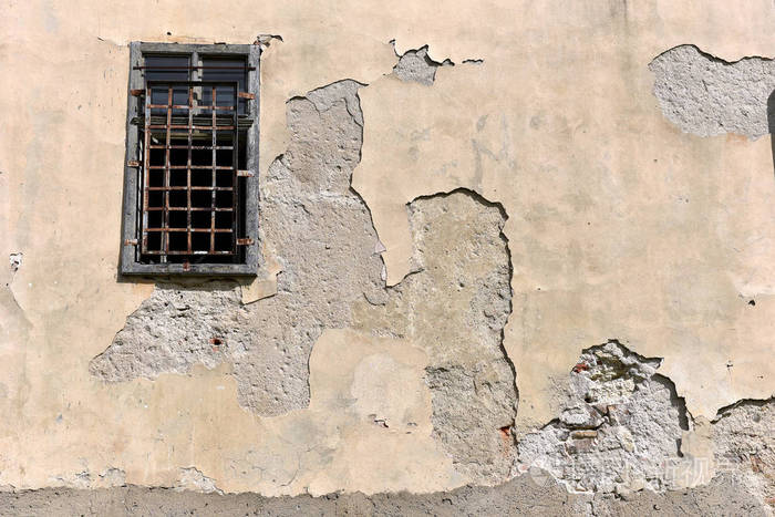 带上锁窗户的旧废弃建筑墙