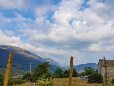 美丽的风景，在比利牛斯村庄 A 附近的山脉