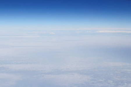 蓝蓝的天空高视图从飞机云形状