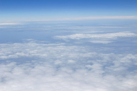 云，从飞机窗口视图