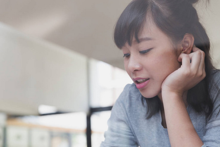 亚洲女孩女性青少年在学校学习。学生通过撒谎