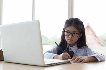 美丽的学生学校女孩在线学习 学习 写作