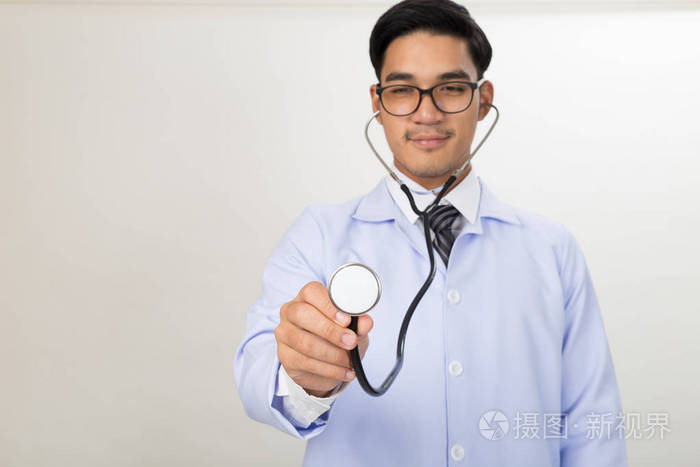 年轻的医生,医生在临床手拿听诊器