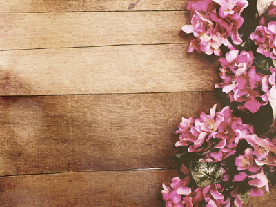 木材与鲜花花束复古滤镜的颜色背景