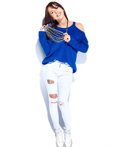 美丽微笑时髦黑发女人模型拉隔离在白色背景上的时尚夏天蓝色毛衣