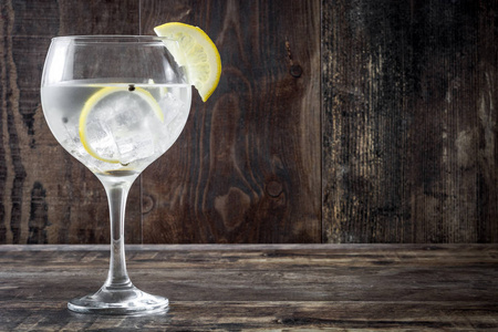 Glass 的杜松子酒补加柠檬木制背景