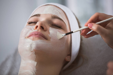 女人越来越酶在美容师的剥皮