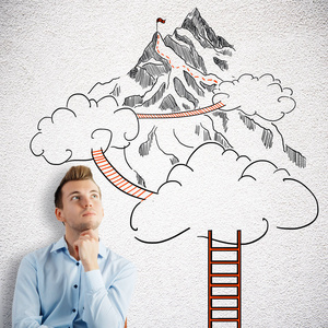 周到的年轻男子在具体背景绘制的梯子 云与通向山顶。成功的概念