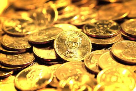 大堆的硬币和钱代表财富成功和财富