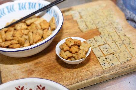 现场的中国烹饪面食在厨房里