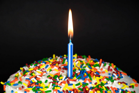条纹的生日蛋糕上的蜡烛