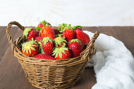 篮子里的草莓木制的桌子上