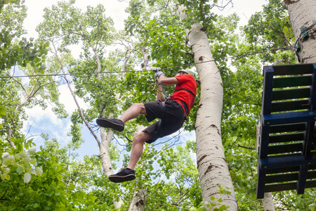 在 zipline 中冒险公园